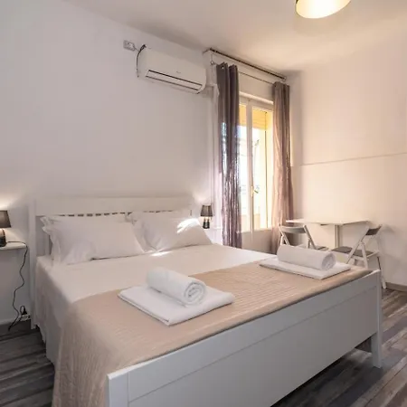 德尔里诺广场酒店 招待所 2*